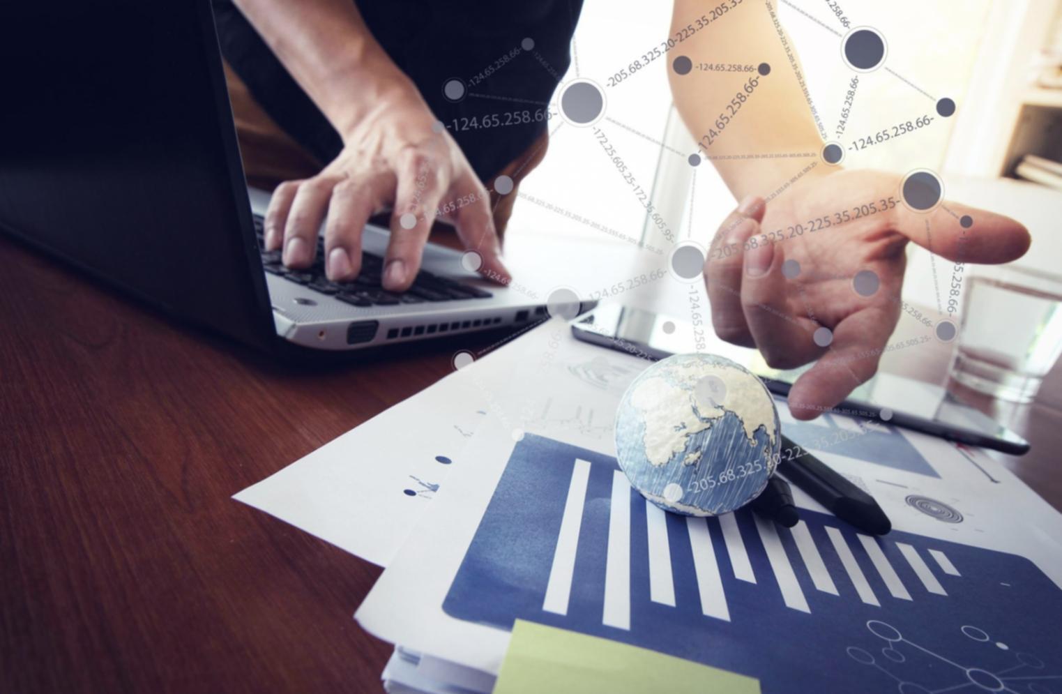 Studierende arbeiten mit Analytics-Dashboards und Datenvisualisierungen